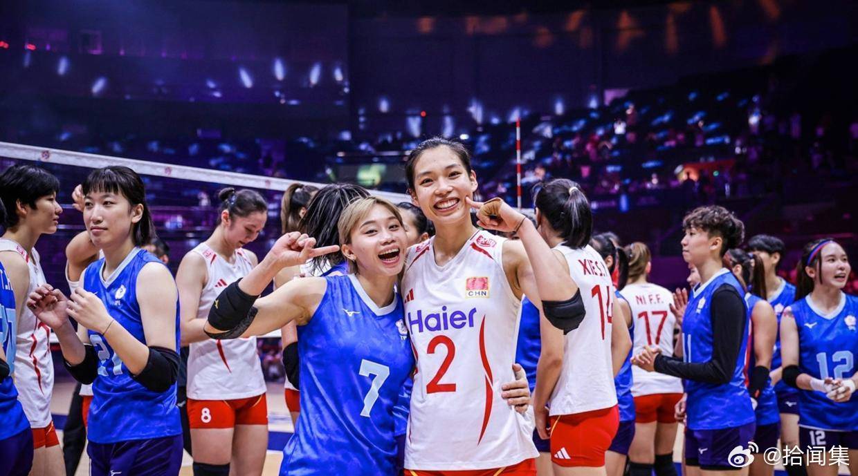 这张女排合影看哭了多少人2026年女排亚锦赛小组赛，中国女排3:0战胜中国台北。