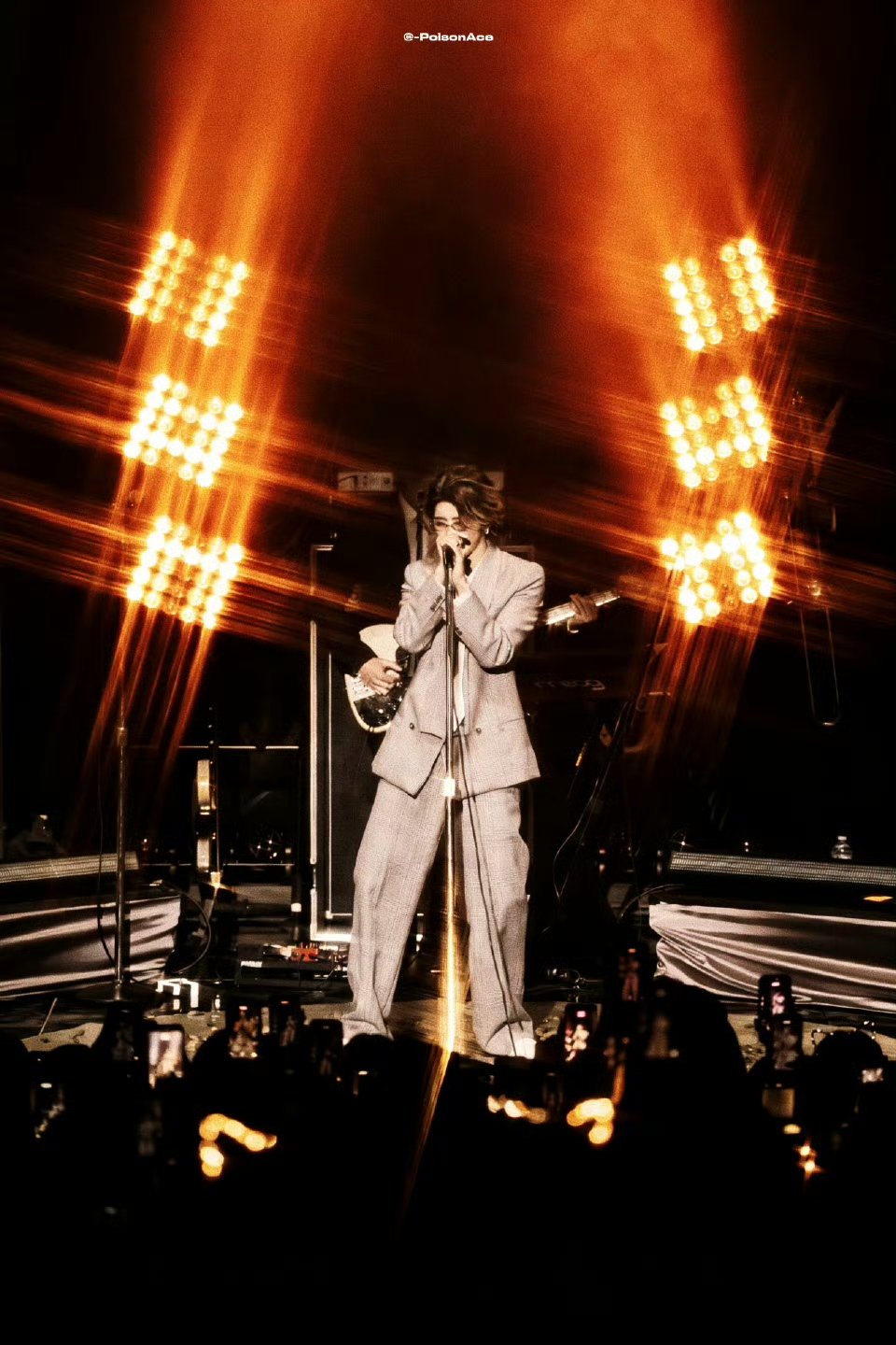 蔡徐坤演唱会中场休息不到30秒30秒，是蔡徐坤对舞台的敬畏。13首高强度唱跳无缝