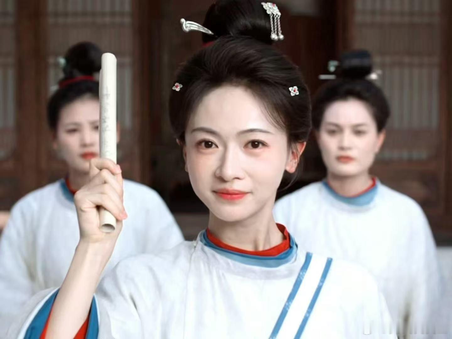 吴谨言御廷谣出场镜头 哇吴谨言这出场氛围感绝了！眉眼安安静静，但藏了好多心思，隐