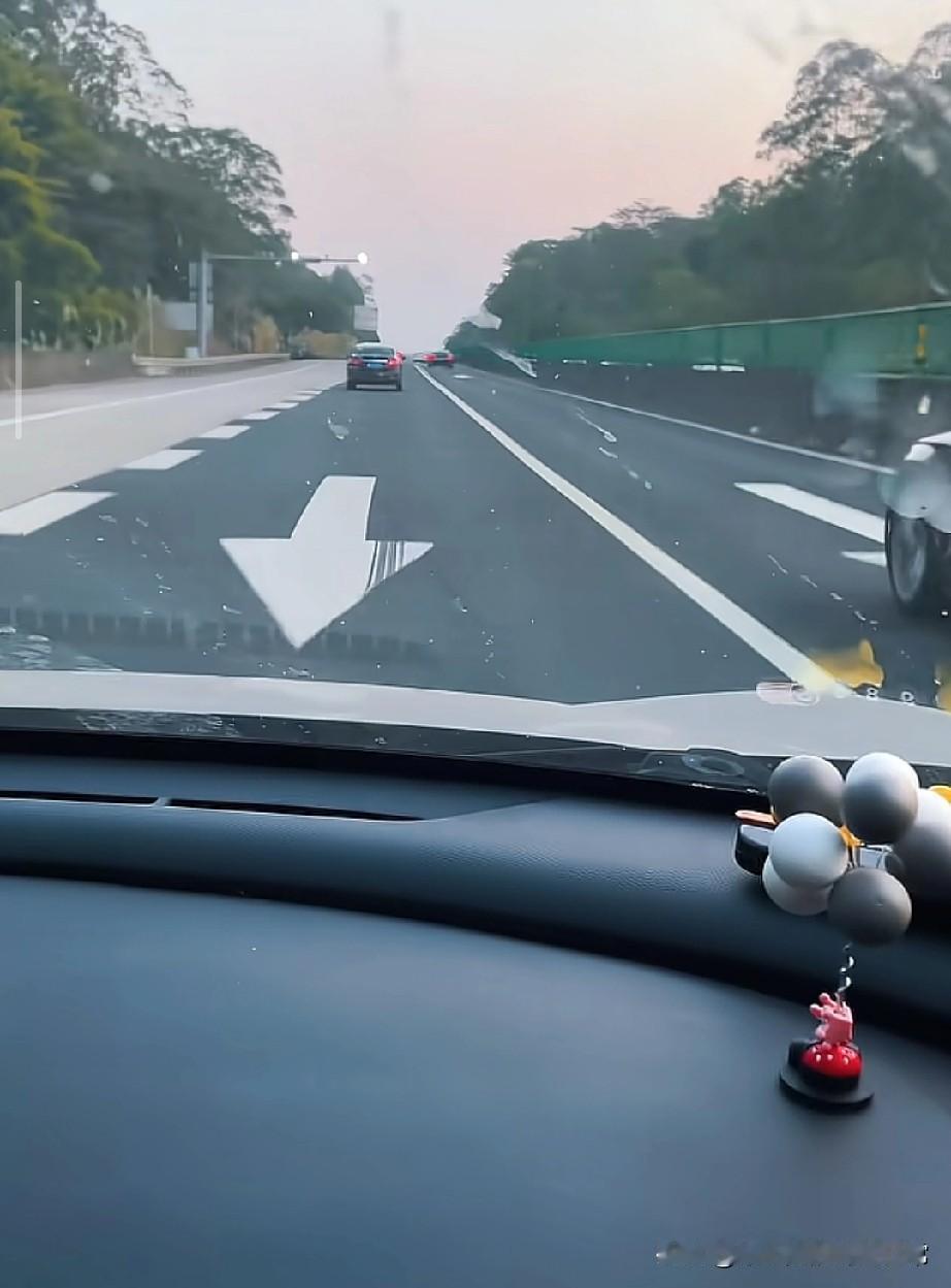 广东高速首次逆行不扣分
官方亲自开道，这波操作太炸了！
 
今天刷到许广高速清新