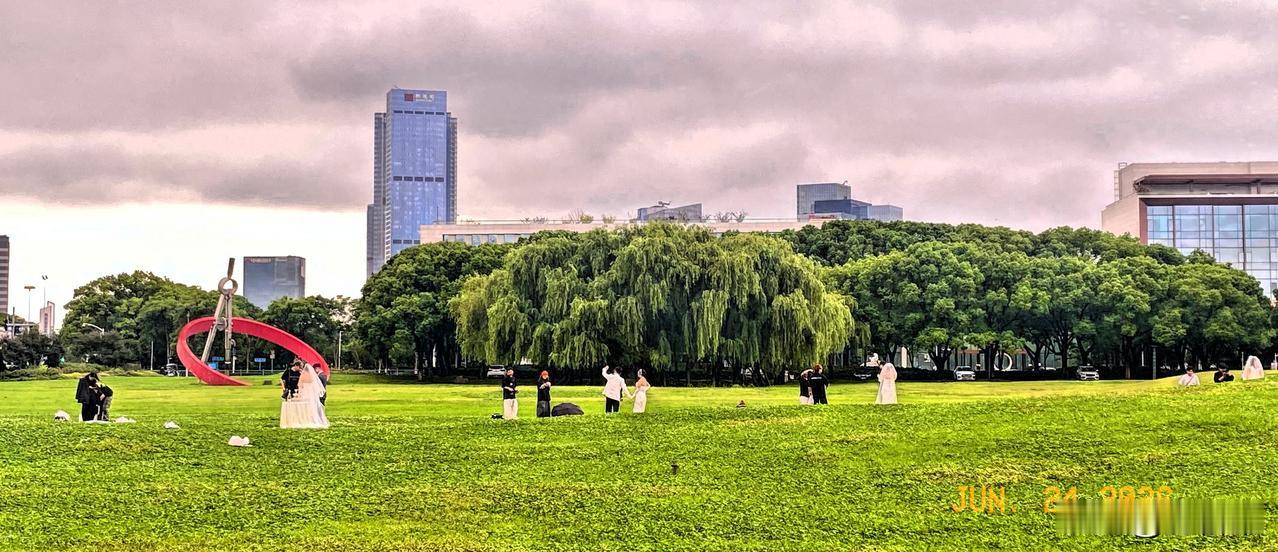 梅雨间隙，好几对拍婚纱照的…