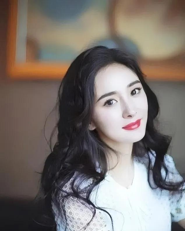 杨幂是一位中国女演员，拥有高智商和高情商，她在影视界有着颇高的知名度和美誉度。以