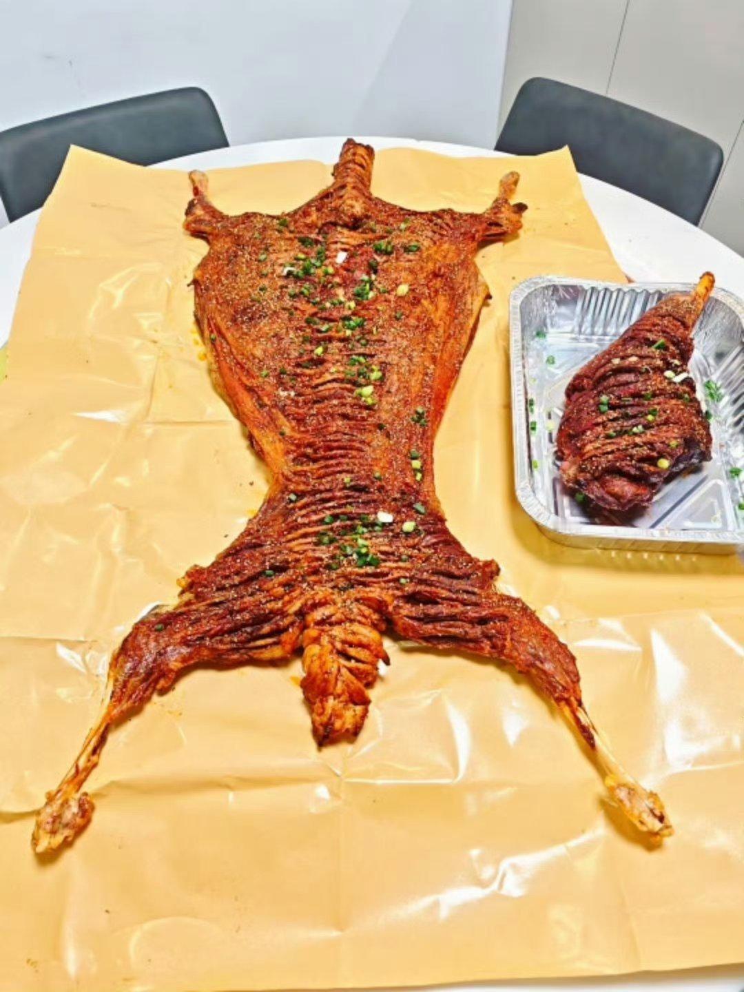 把昨天吃的烤全🐏也晒下十日杀青哥都吃了，我和小伙伴也要吃