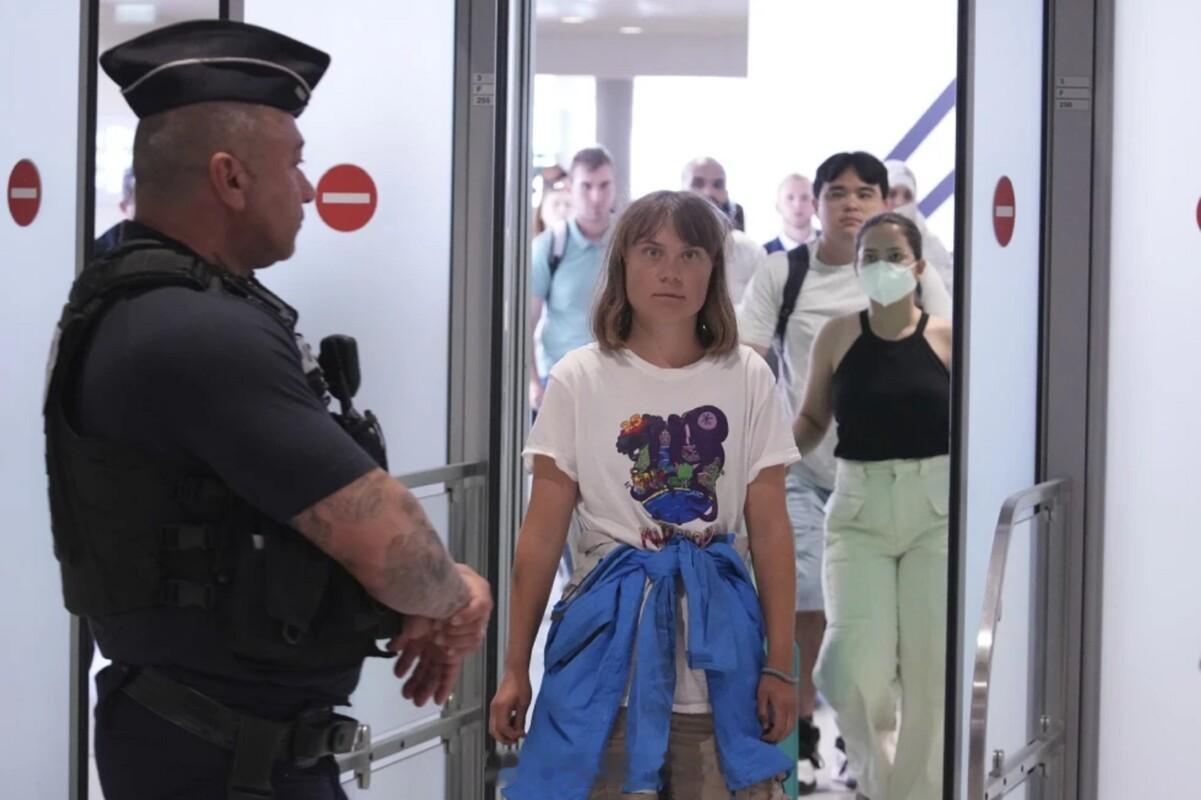 瑞典环保少女被以色列驱逐至巴黎格蕾塔·通贝里巴黎机场接受采访时表示，他们在国际水