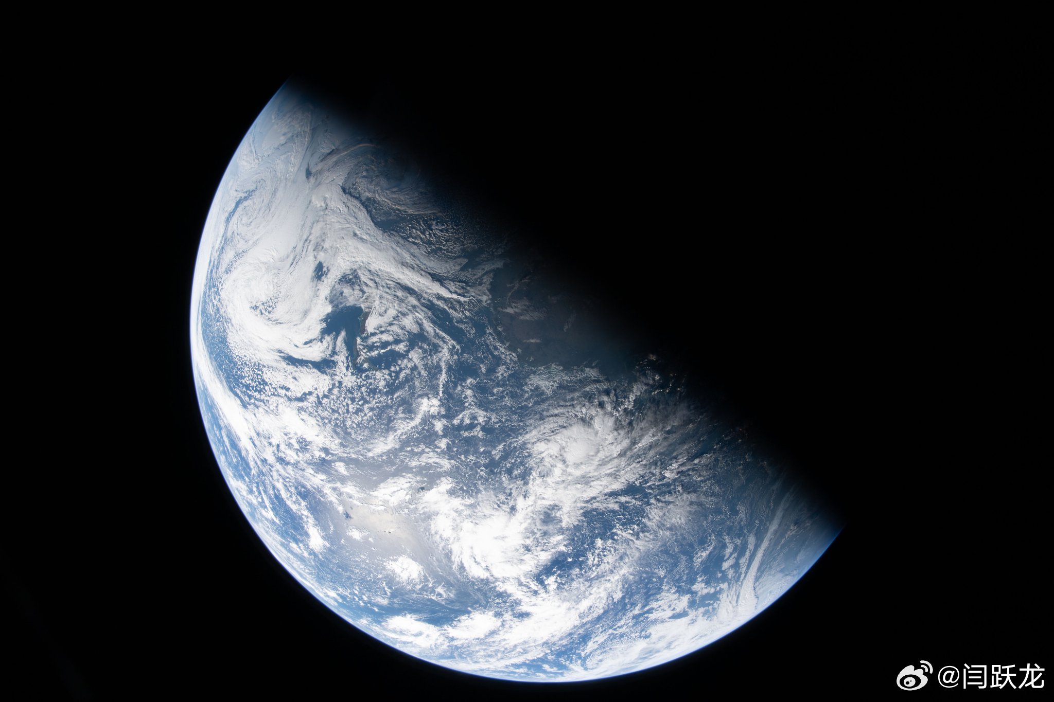 阿尔忒弥斯2号宇航员舷窗照再多来一些照片。 