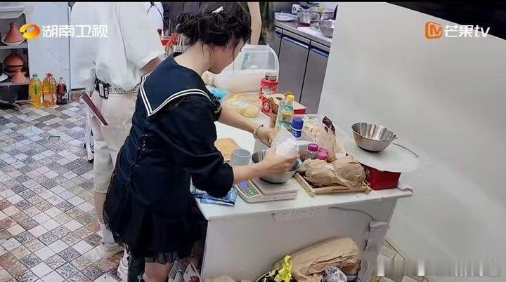 沈月差点给驴打滚洗澡中餐厅名场面中餐厅沈月中餐厅的“驴打滚小闹剧”，面团差点“入