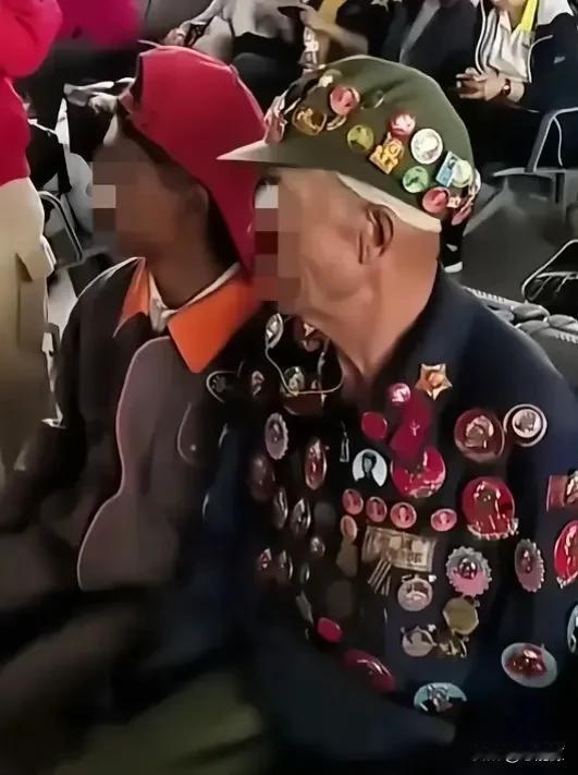 这个老人浑身都挂满“勋章”一大堆的章，是真正得到的荣耀还是……？这让人想起了那个