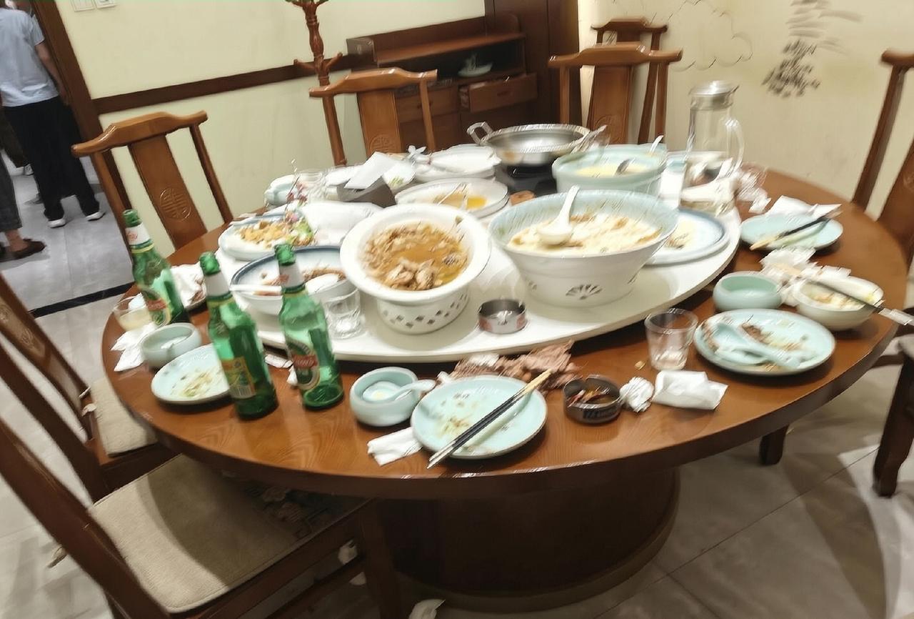 我们这一大家子人昨天晚上在“海盛源”吃的喝的。
​我每次去点菜都爱让老板娘二魔给