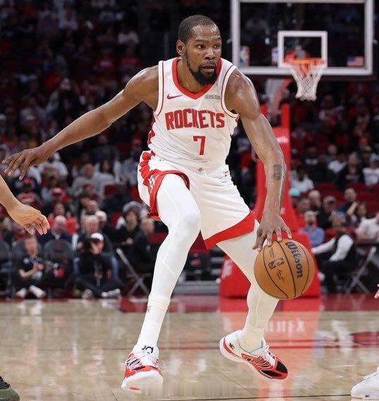 NBA 历史上在单个季后赛系列赛中（至少打满 5 场）场均得分 30+，命中率达