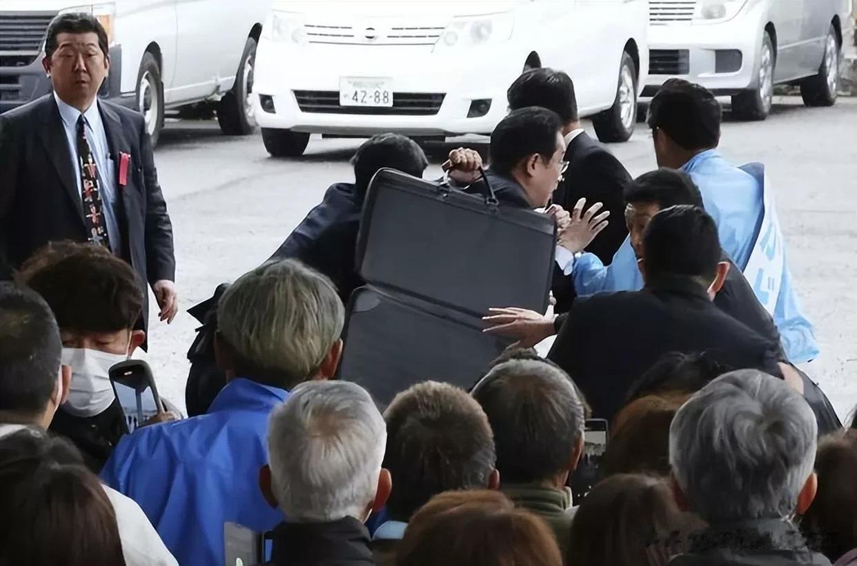 果然，岸田文雄道歉了

来源:海峡快讯

近日，日本首相岸田文雄遭遇烟雾弹袭击的