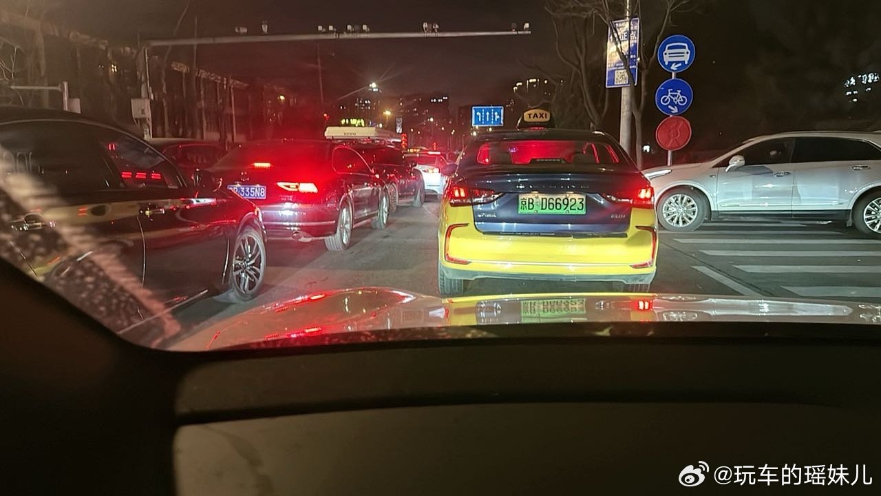 月全食 马上应该能看到最红的时候了，我堵的这个位置也确实挺红，全是🚗尾灯初亏（