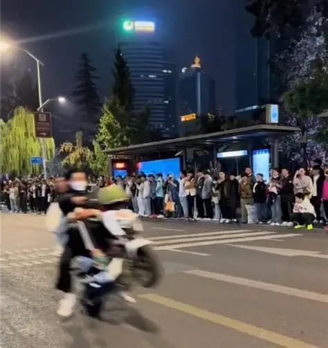 凌晨全城合围！鞍山 240 名警力统一收网，一次抓获 103 名飙车人员。

凌