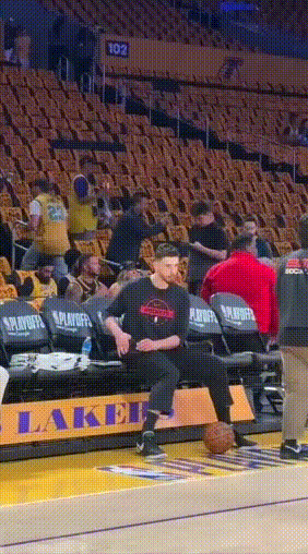 申京辩解外网疯传起身偷瞄詹姆斯视频。
网友说他看到詹姆斯走过来，立马跟着身后的湖