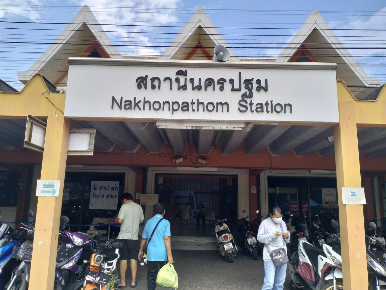 距离曼谷五十公里的Nahkonphon,有着一个巨大的佛塔，坐着2元的火车来到这
