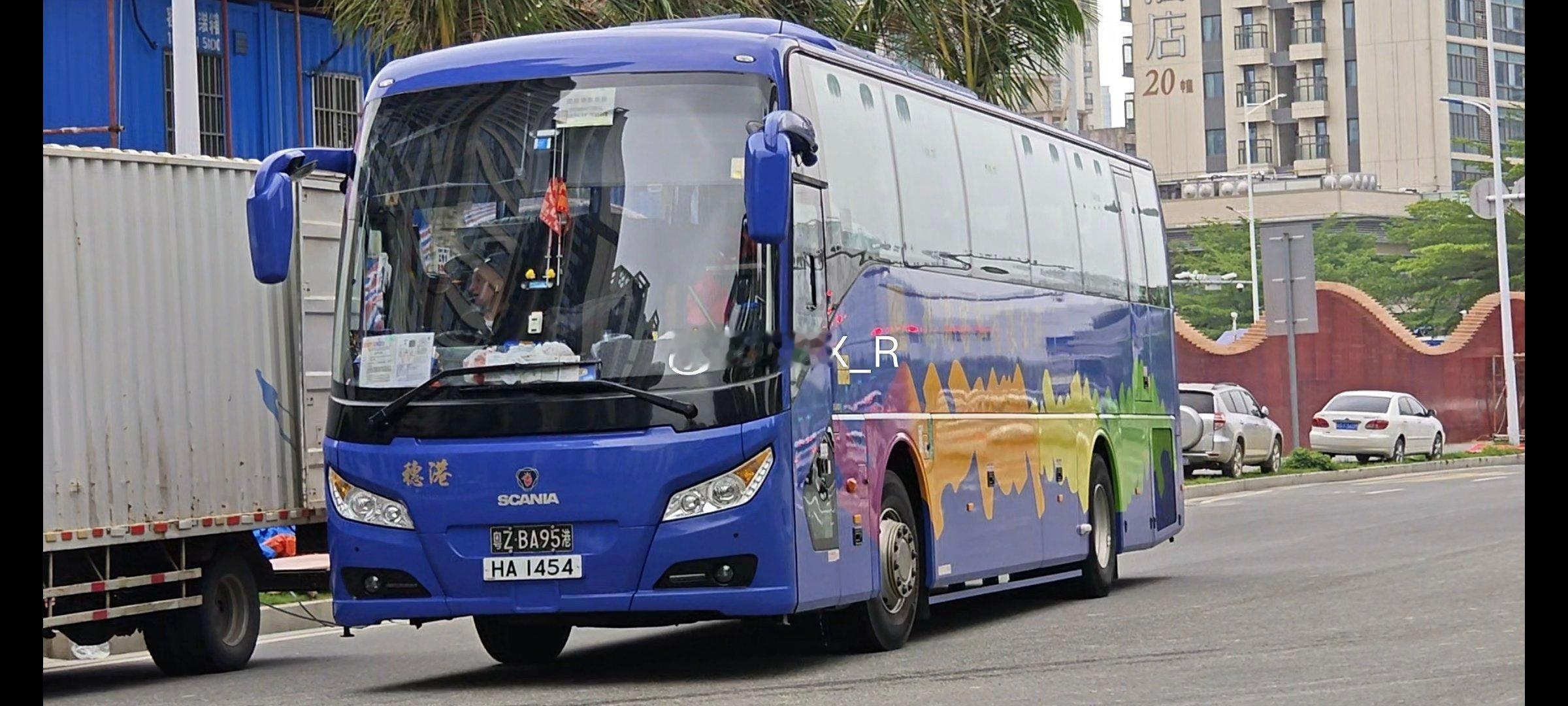 时隔四年，再次在湛江市区见到两地牌旅游大巴。这次的款式是采用海格T50车身，欧6
