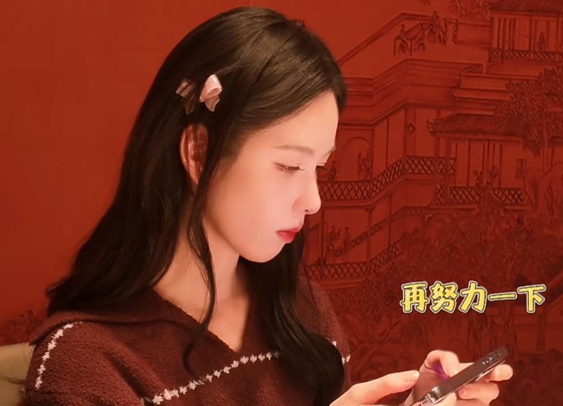 演我本人，吃饭游戏两不误 