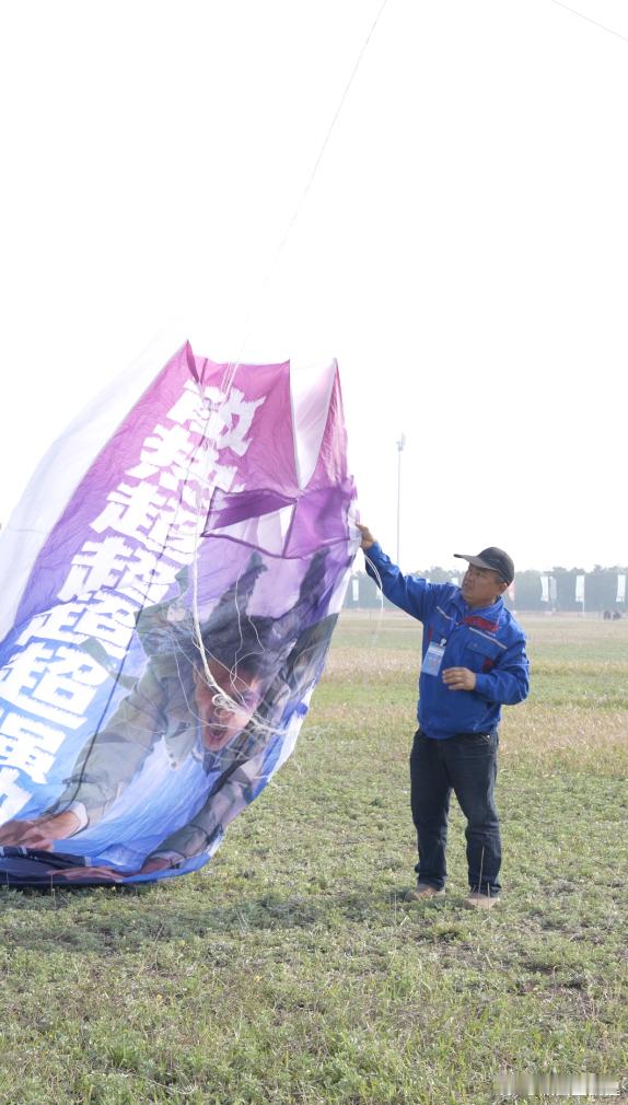 潍坊风筝节万物皆可乘东风飞天潍坊风筝节太会整活！巨型大长腿风筝、黑科技动力风筝轮
