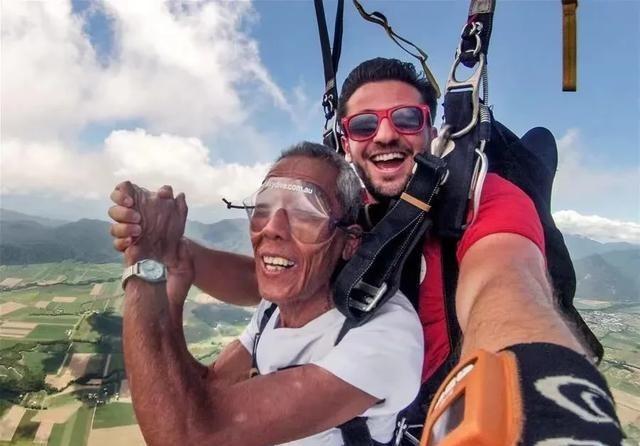 2015年，北大高材生哄骗癌症晚期的父亲出国，陪父亲纵身从14000英尺高空跳下