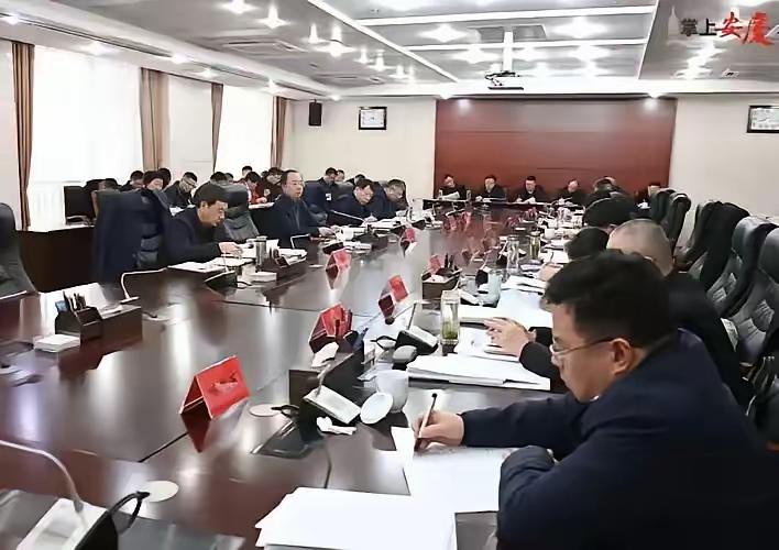 如今的会议再也没有了热烈的讨论

现在的会，越来越像走过场，没了讨论的劲儿，全是