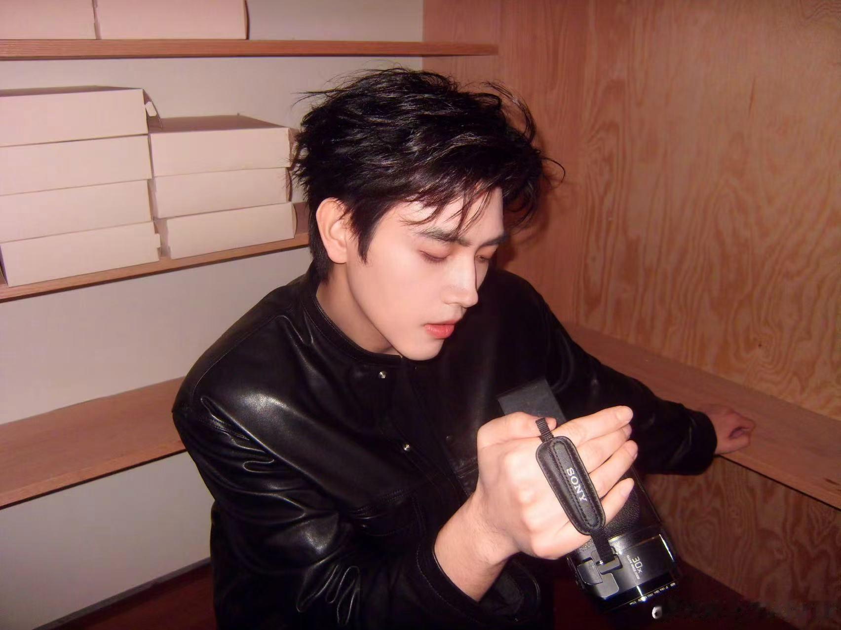 陈飞宇空降 陈飞宇突然空降也太宠粉了吧！毫无预兆就出现，温柔聊天、认真翻牌，这种