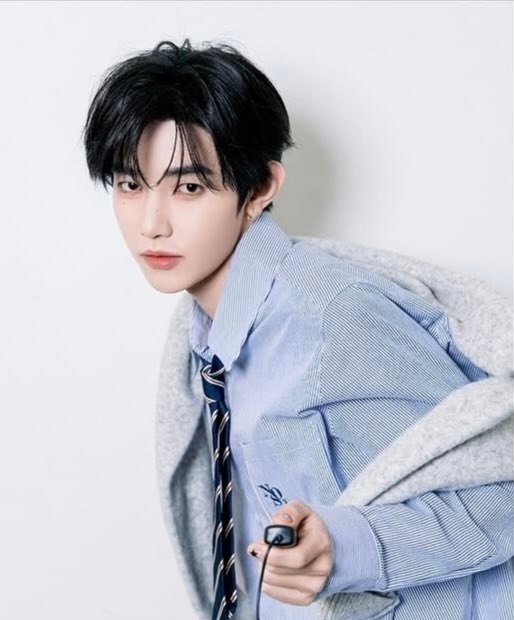 章昊AND2BLE证件照，清爽又帅气的男大 