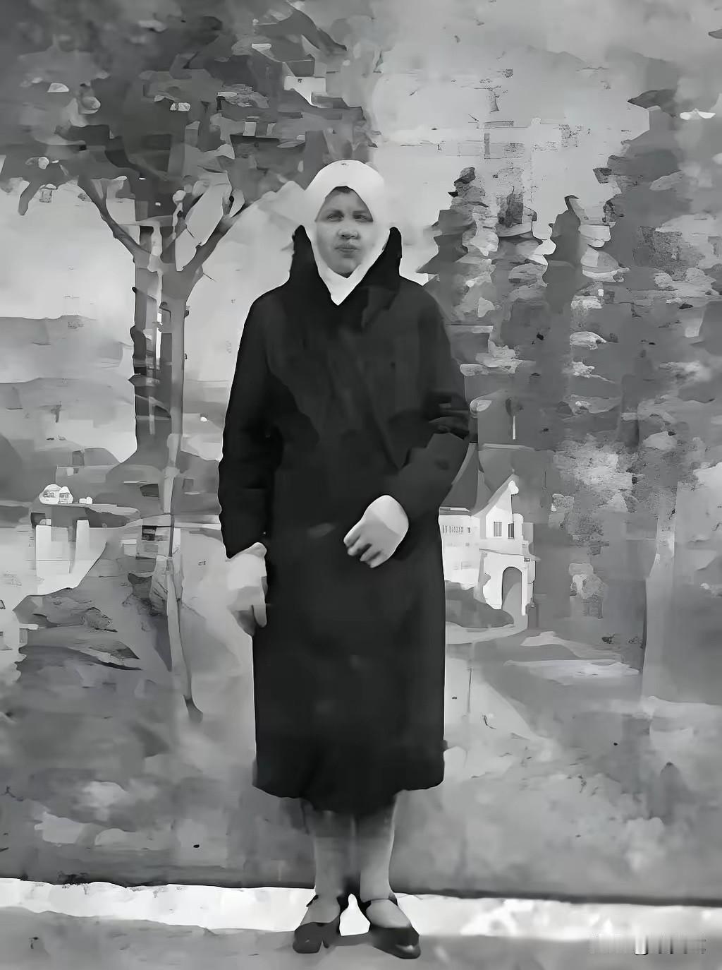 1937年，地下党张宗伟在家中被捕，就在他被抓时，苏联妻子从门外走进来，她眼含热