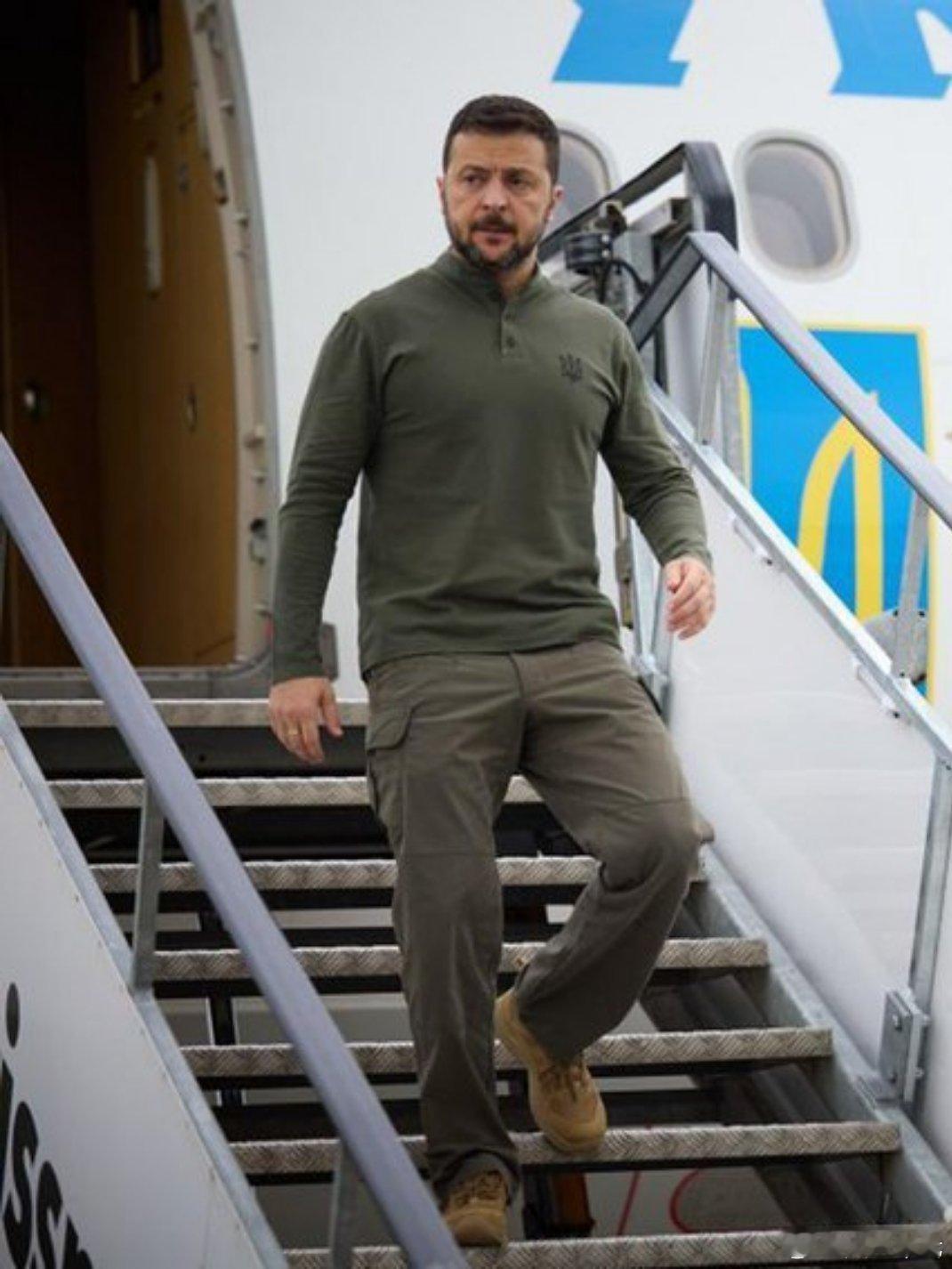 泽连斯基抵达罗马尼亚进行访问。乌克兰总统发言人尼基福罗夫称，在罗马尼亚，泽连斯基