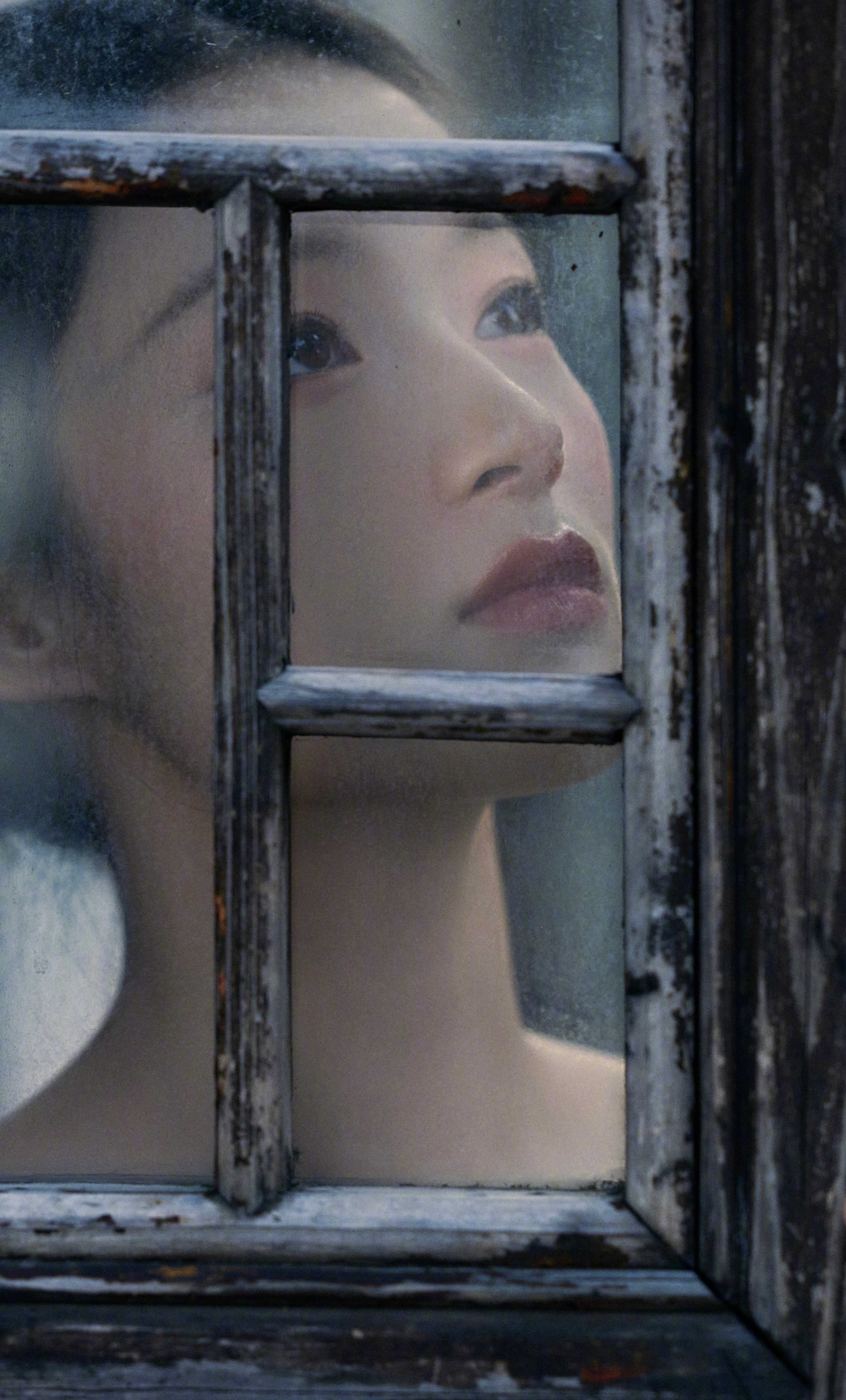 李嘉鑫最新参加吴天明电影展活动释出一组新中式写真，美女梳着古典大光明发髻，眉目如