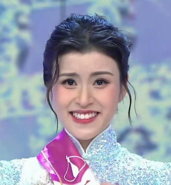 今年的香港小姐选出的冠军、亚军、季军。 ​这三位是不算历届最漂亮的香港小姐三强，