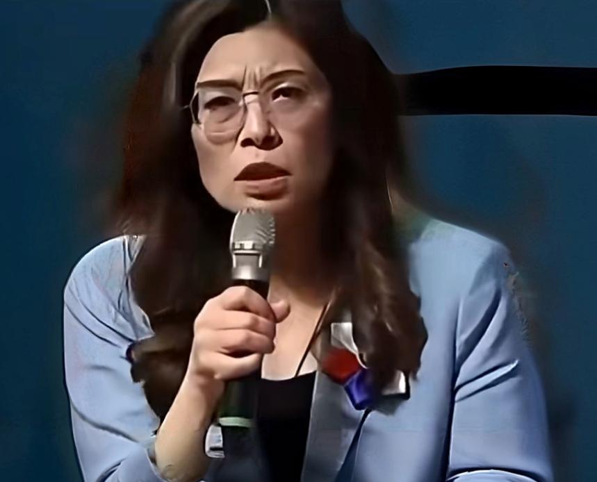 国民党主席郑丽文助选蒋万安，揭开沈伯洋老底，她指出：沈伯洋就是台湾的“红孩儿”，