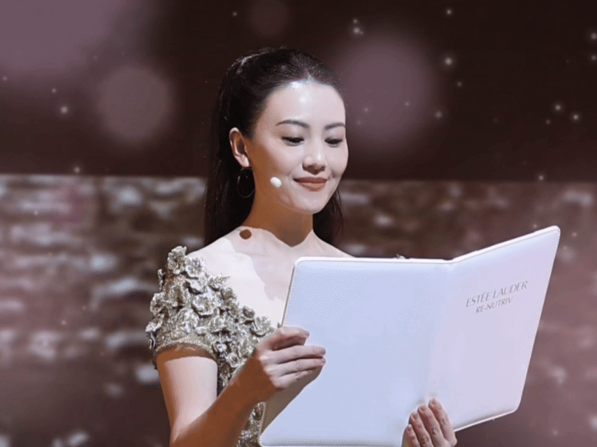 高圆圆好美的颅顶 哇塞！高圆圆穿着金色长裙闪亮登场，轻松美出新高度！瞧瞧那圆润饱