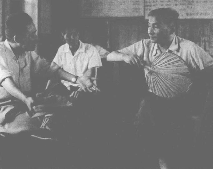 1958年6月8日，陈云和石油工业部副部长李人俊交谈