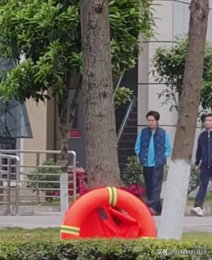 3月21日，终于看到新鲜的楚钦老师了。
楚钦和牛牛一块儿走过来了，两人平时几乎形