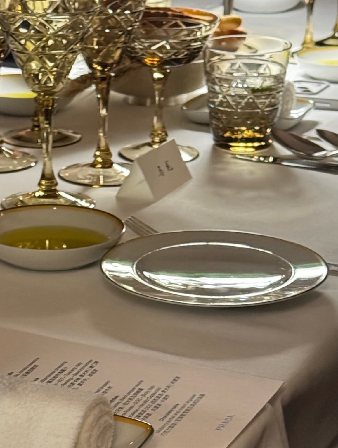 70岁登上时装周的覃惠兰医生ins更新“我上次见到马龙是在去年3月的普拉达迷上荣