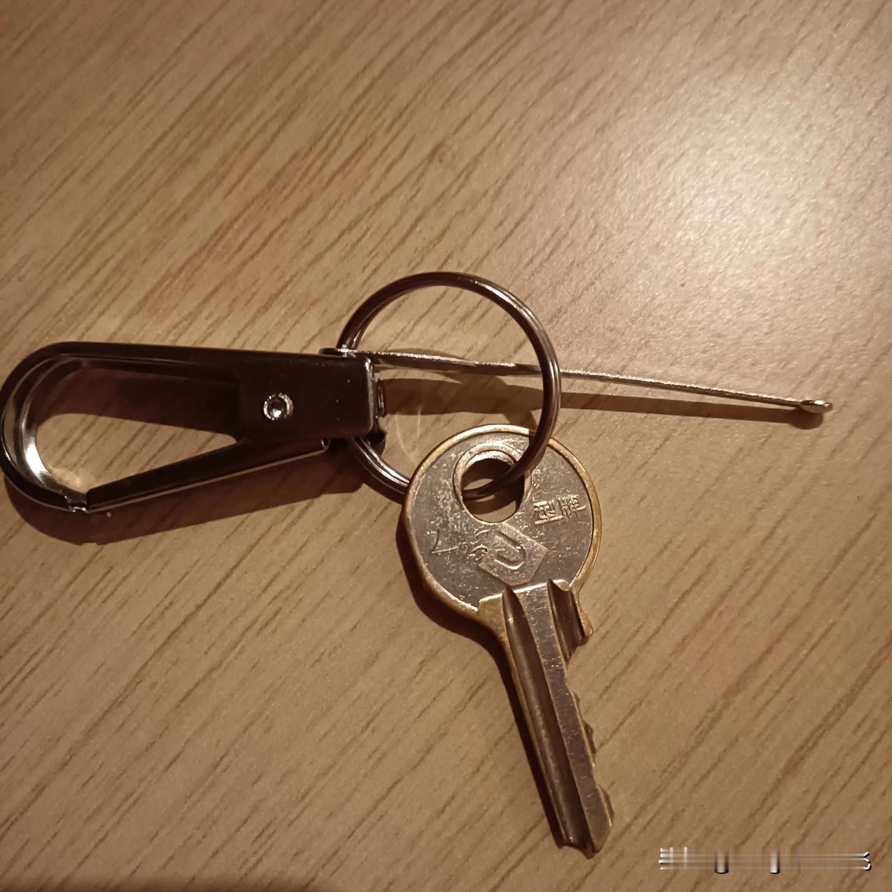 前天，我上班时，不小心把宿舍锁匙弄丢了，因为我裤兜里破了个小洞，锁匙就掉出来了，