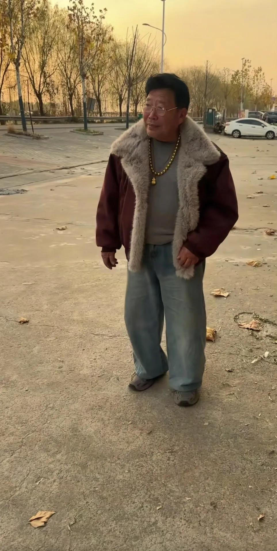 快八十岁的爷爷，自从学会了网购，总是有拿不完的快递，每天都把自己打扮的很时尚潮流