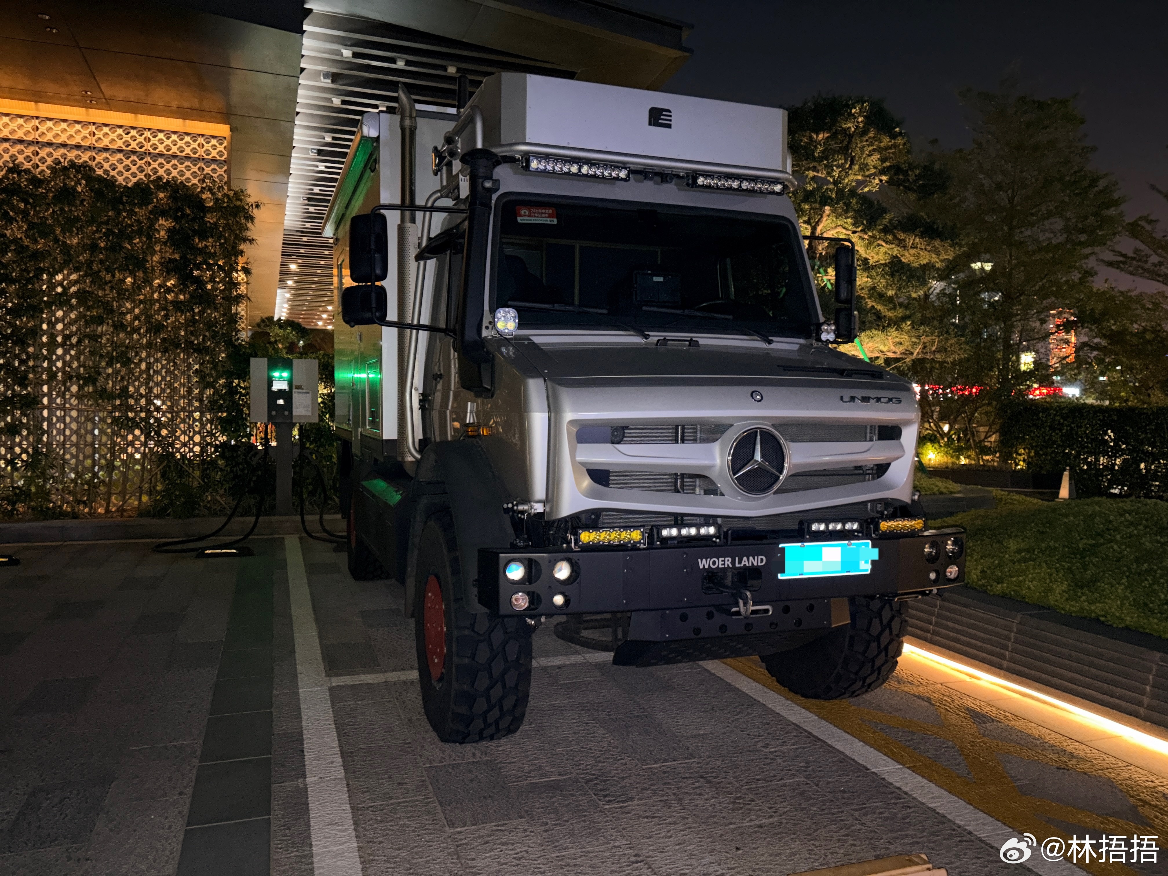 我问UX咋来的发布会，UX说开房车来的。我问UX房车停哪儿了，UX说酒店旁边。我