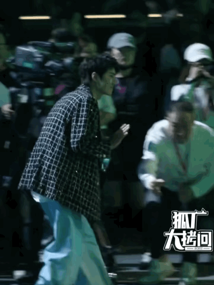 一博真的可爱死了
领完奖拿着奖杯猫着腰迈着小碎步还不忘招招手就溜了。
一博像不像