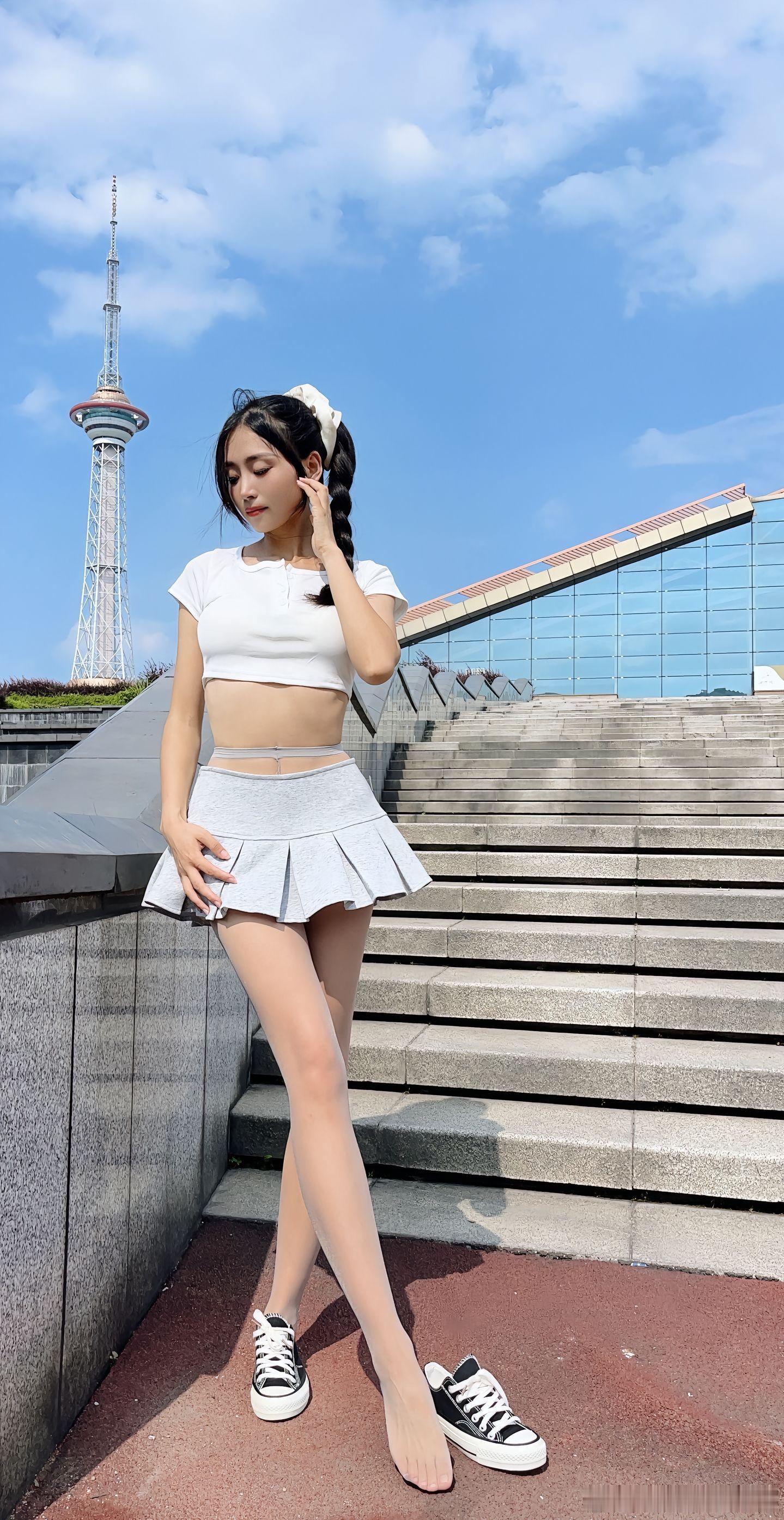 还是穿丝袜好看～ ​​​