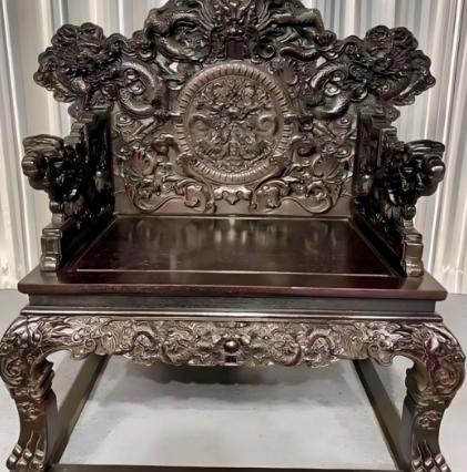 紫檀为什么那么贵？紫檀是一种木材，主要产自印度，长的极慢，几百年才能成材，其质地