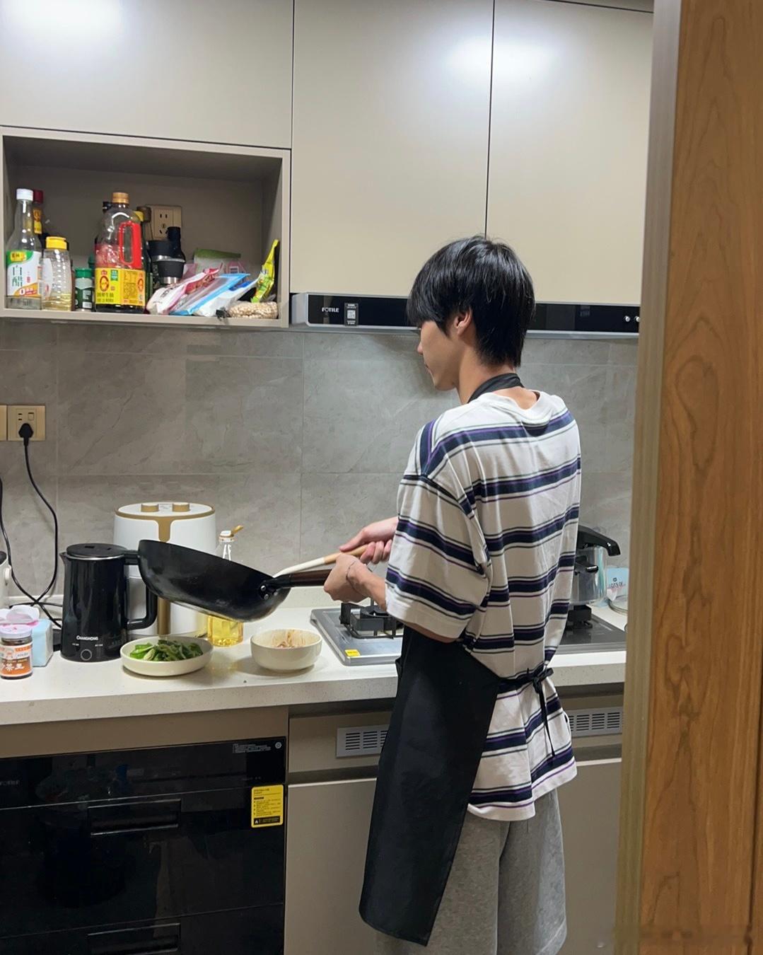 男人一有空就进厨房 有点太贤惠了我自愧不如 ​​​