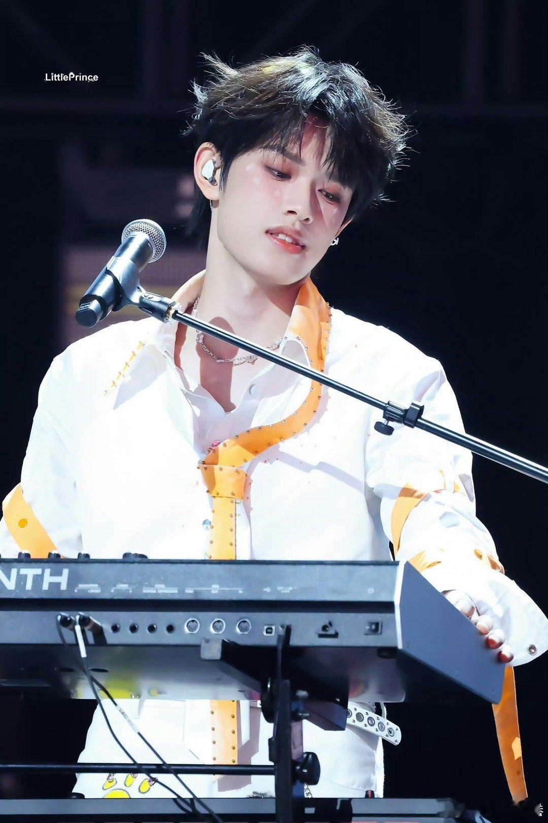 张极桔色绑带造型 把应援色穿在身上的浪漫！缠绕绑带勾勒利落线条，桔色绽放满格生命