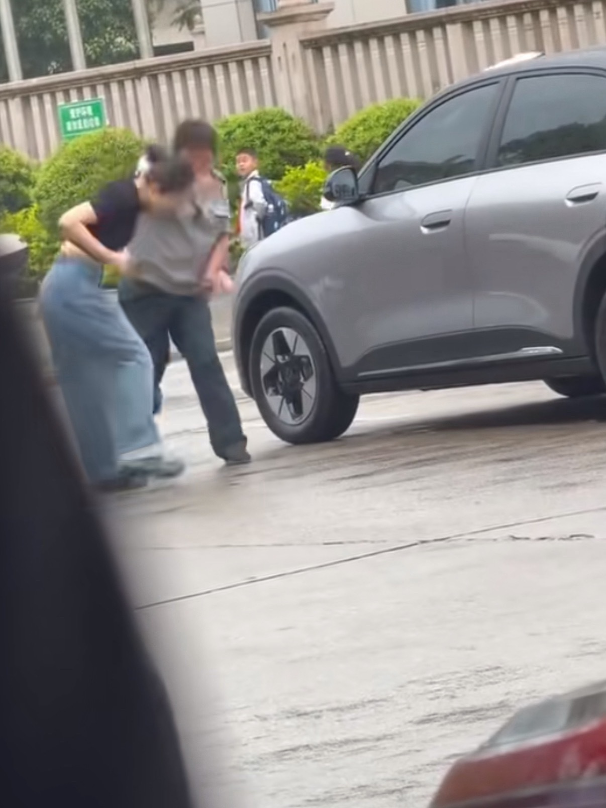 保安掌掴女子事件反转了！并不是女子先动的手，是保安先辱骂然后敲车窗再用车门夹女子