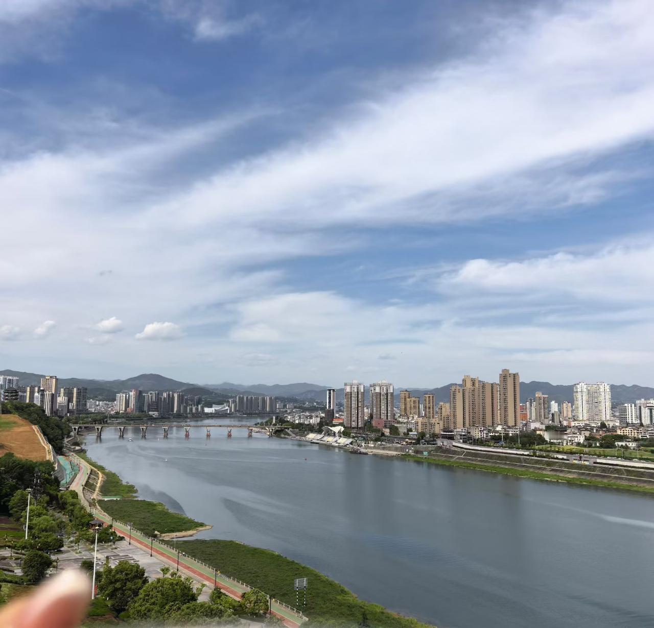 今日，突然有点纠结。

因为在我自己感觉精力不挤，眼神不给力的时候，外加流量也确