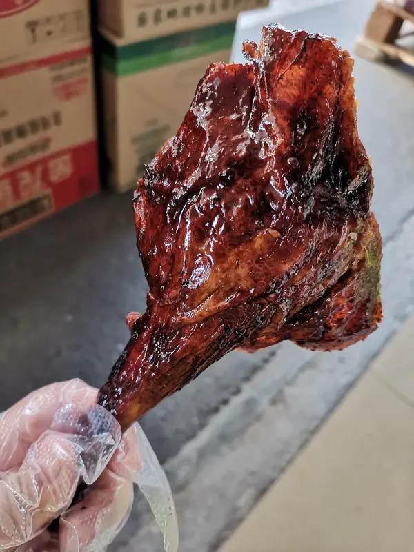 最近“鹅腿阿姨儿子说不吃滚出去”这事闹得挺火。据说当时有顾客在摊位前犹豫，鹅腿阿