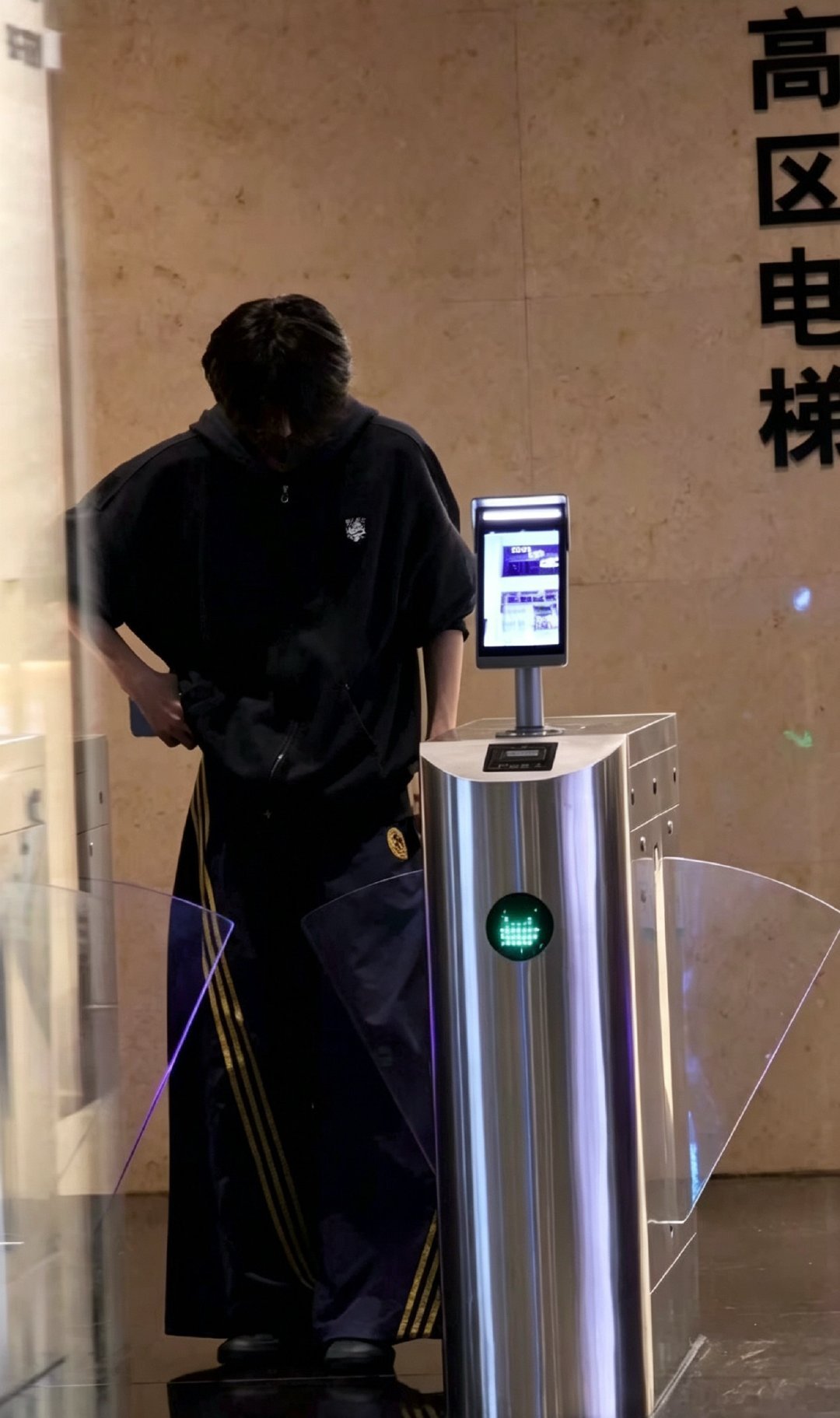 不是 李煜东我要给你灌缩小药水了 怎么就…哥哥*李煜东今日下班 
