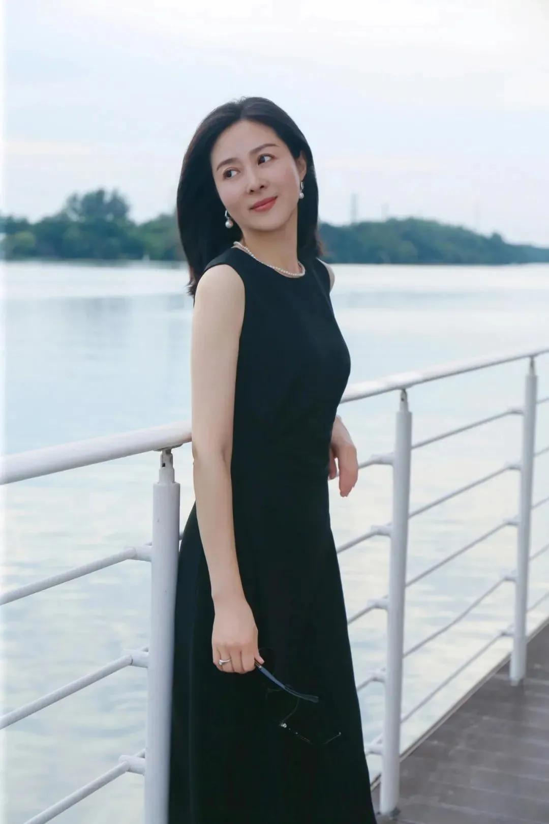 40岁的女人更有魅力！阿姨的春天来了！ 这样穿更迷人！#女人怎样穿最美# #轻盈