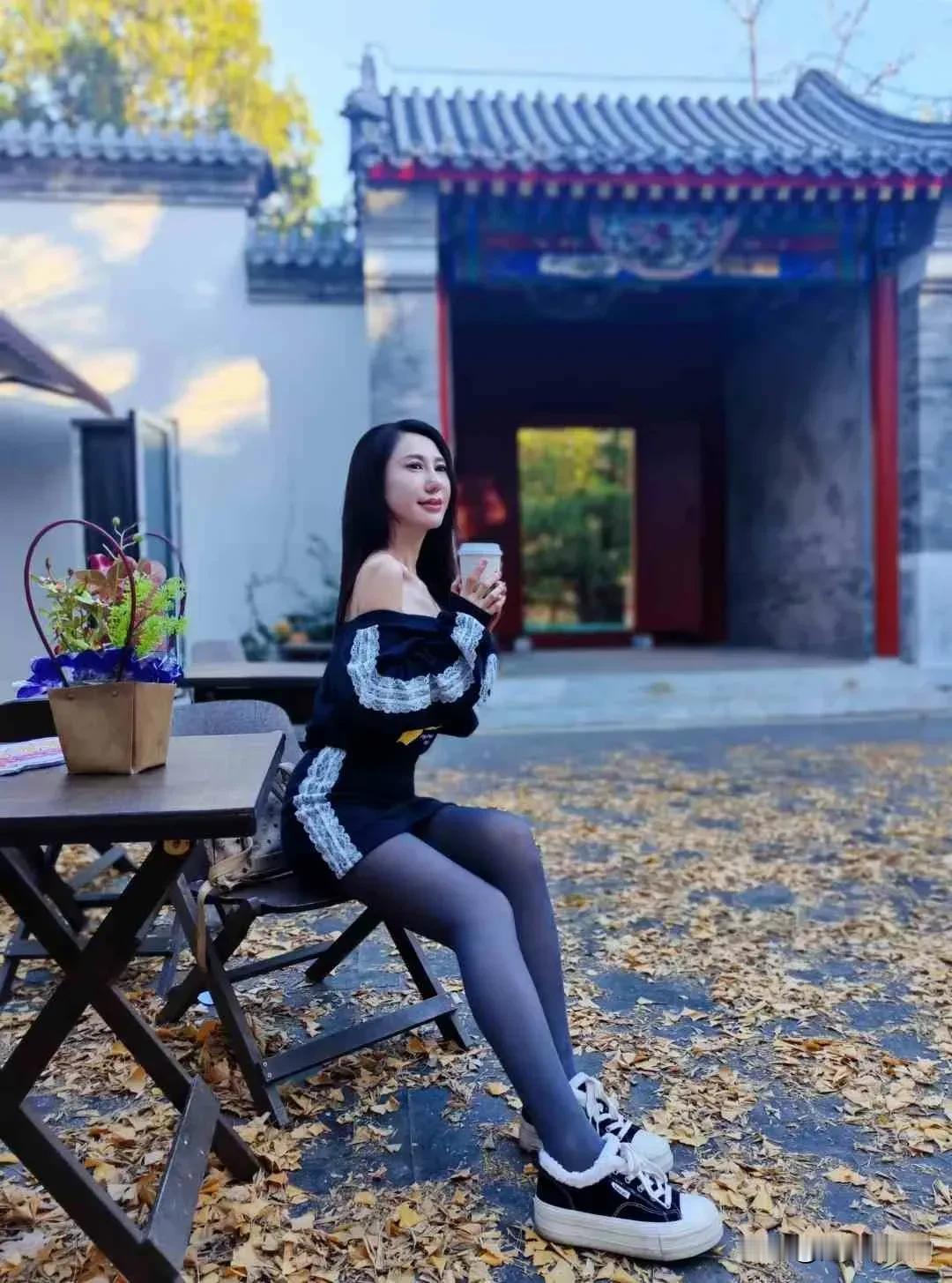 八大处初冬（原创首发）陋室听秋/文
 
在八大处的庭院，
金黄枫叶飘旋而落，
似