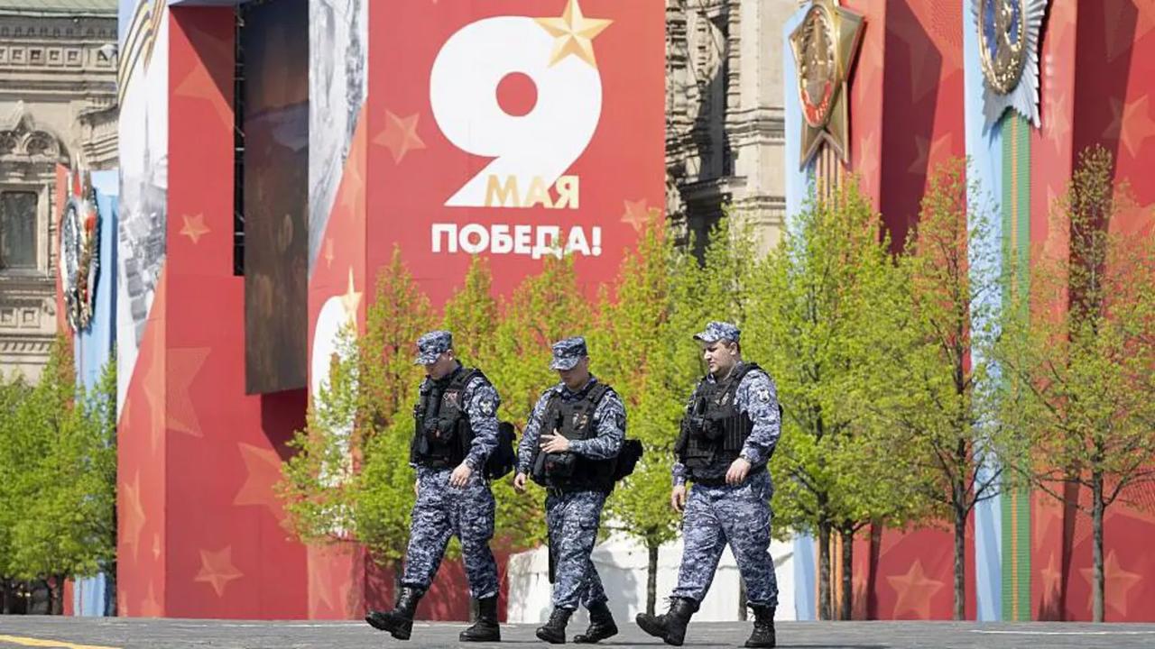 【英媒：俄罗斯胜利日阅兵无坦克，表明乌克兰战事未按计划进行】

今年5月9日，俄