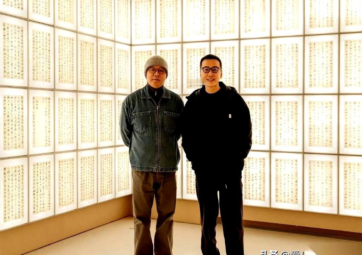 我跟你说，这事儿牛逼的不是窦唯又演出了。
牛逼的是那个让他心甘情愿出来的人。
一